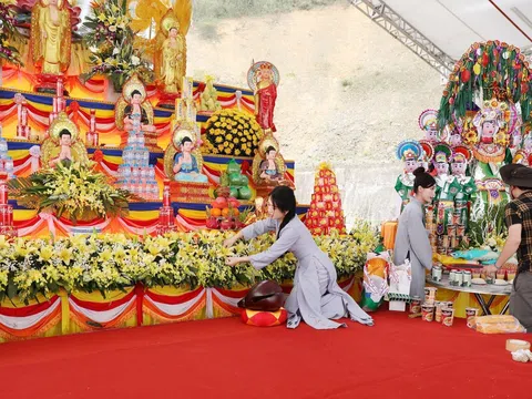 Lời kinh vang vọng giữa núi rừng tĩnh mịch: Mailisa khởi đầu 40 mái ấm bằng một chữ TÂM