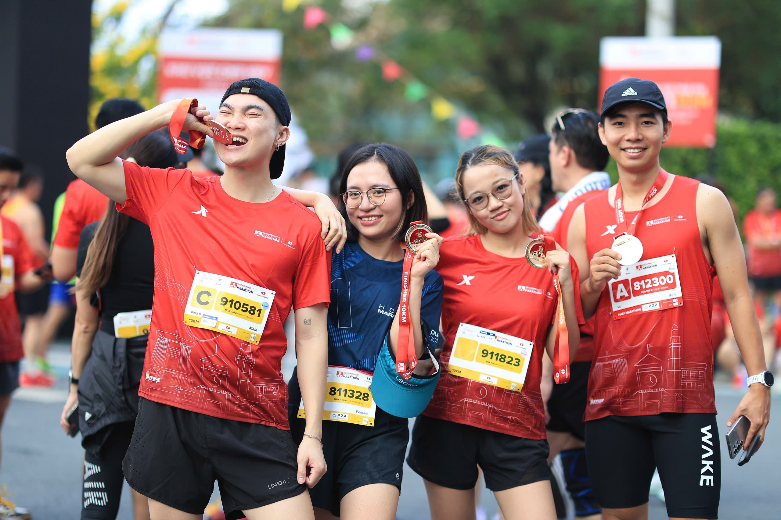 cac-runners-nhan-huy-chuong-sau-khi-ve-dich-1765192550.jpg
