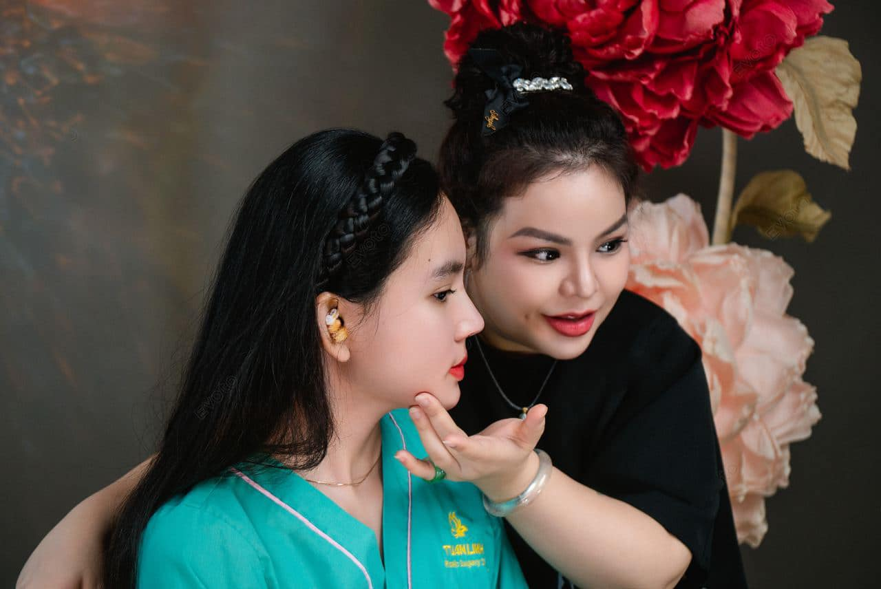 CEO Nguyễn Ngọc Vương Linh trực tiếp tư vấn, trao đổi với khách hàng để tìm ra phương pháp làm đẹp phù hợp nhất