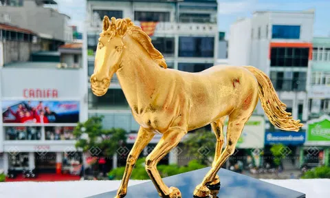 Tượng ngựa mạ vàng 24k hút khách dịp Tết Bính Ngọ 2026