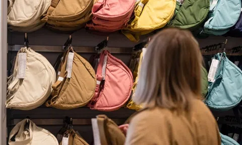 Shein bị Uniqlo tố nhái thiết kế mẫu túi Round Mini Shoulder Bag