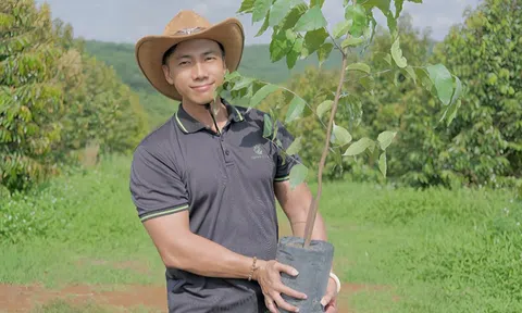 Người trẻ về vườn: Vừa trồng sầu riêng vừa cải tạo môi trường
