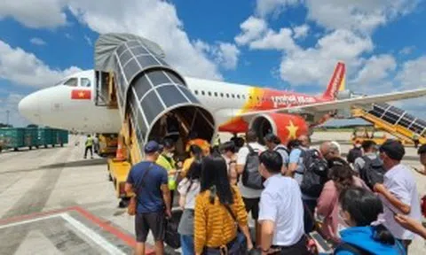 Giá vé máy bay tăng cao dịp nghỉ lễ 30/4 - 1/5