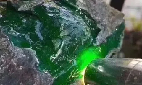 Tham gia livestream cắt đá tìm ngọc, một phụ nữ mất gần 300 triệu đồng