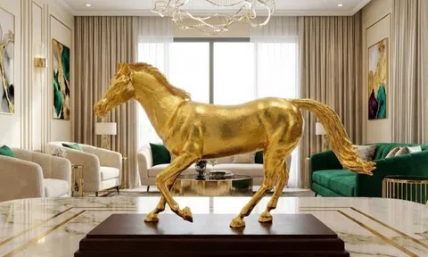 Tượng ngựa mạ vàng 24k hút khách dịp Tết Bính Ngọ 2026