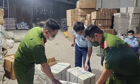 Hà Nội: Phát hiện số lượng lớn hàng hóa không rõ nguồn gốc