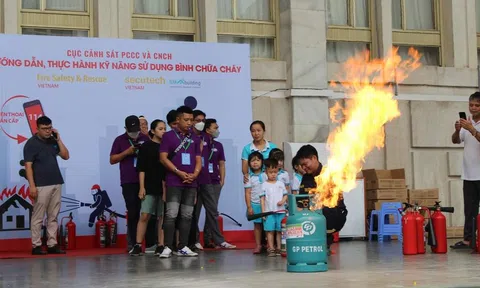 Trải nhiệm các kỹ năng chữa cháy, thoát nạn trên các phương tiện PCCC chuyên dùng