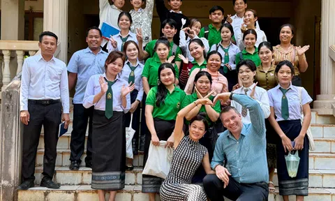 Dấu ấn Tân Lê và Dieter Bruhn: ‘Làn gió mới’ trong công tác giảng dạy tiếng Anh tại Lào