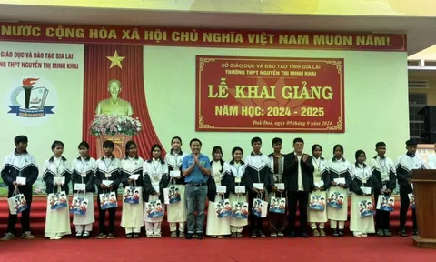 Nhiều phần quà được Hito Canxi tặng cho học sinh nghèo Gia Lai