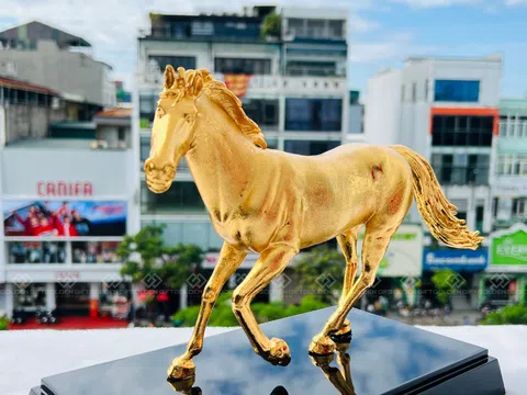 Tượng ngựa mạ vàng 24k hút khách dịp Tết Bính Ngọ 2026