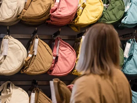 Shein bị Uniqlo tố nhái thiết kế mẫu túi Round Mini Shoulder Bag