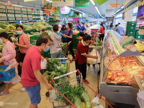 Thủ tướng: Kiên quyết không để tình trạng găm hàng, tăng giá bất hợp lý sau bão