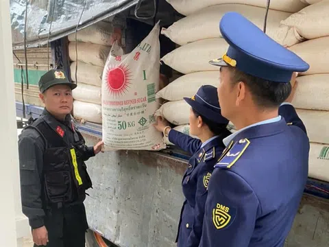 Nghệ An: Thu giữ 03 tấn đường có dấu hiệu nhập lậu