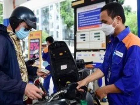 Giá xăng giảm gần 2.000 đồng/lít, xuống thấp nhất 4 năm