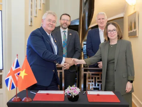 Đại học London trao danh hiệu đối tác quốc tế cho Trường Đại học Anh Quốc Việt Nam