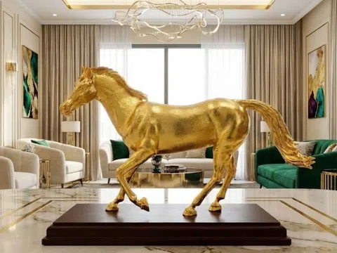 Tượng ngựa mạ vàng 24k hút khách dịp Tết Bính Ngọ 2026