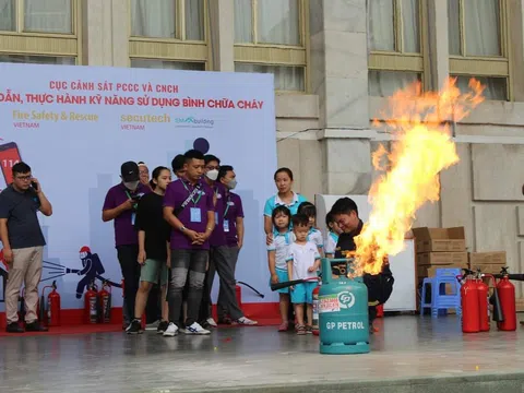 Trải nhiệm các kỹ năng chữa cháy, thoát nạn trên các phương tiện PCCC chuyên dùng