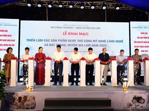 Khai mạc Triển lãm các sản phẩm OCOP thủ công mỹ nghệ làng nghề xã Bát Tràng, năm 2023.