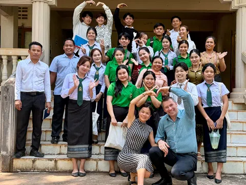 Dấu ấn Tân Lê và Dieter Bruhn: ‘Làn gió mới’ trong công tác giảng dạy tiếng Anh tại Lào