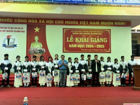 Nhiều phần quà được Hito Canxi tặng cho học sinh nghèo Gia Lai