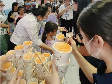 Mr.Pokki trao 200 phần quà cho bệnh nhi khó khăn