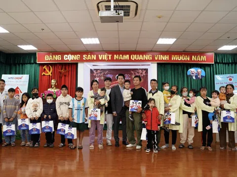 Văn Toàn hỗ trợ các em nhỏ tại Bệnh viện Nhi Hải Dương