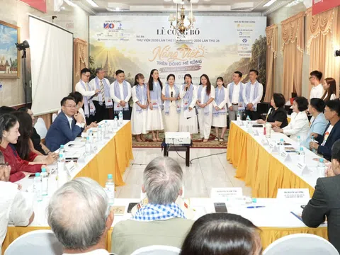 Thư viện 2030 lan tỏa tri thức đến học sinh Việt - Lào tại Attapeu