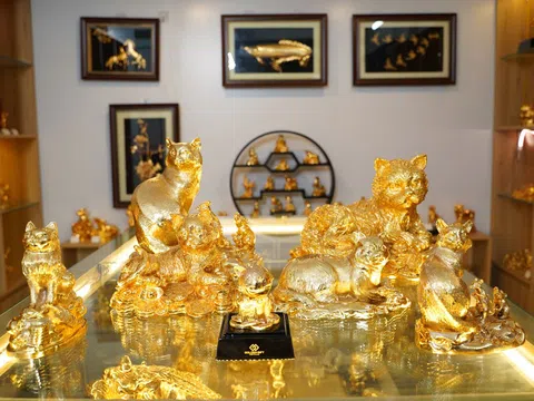Chiêm ngưỡng quy trình chế tác tượng mèo mạ vàng 24K