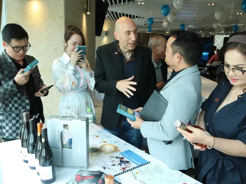 Thắt chặt tình hữu nghị từ lễ ký kết hợp tác với Lãnh sự Việt Nam tại Marseille