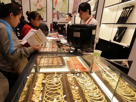 Giá vàng tăng mạnh, vượt 62 triệu đồng mỗi lượng