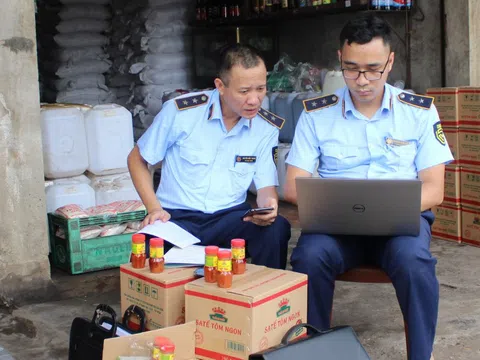 Phát hiện số lượng lớn sản phẩm giả mạo Sa tế Tôm Thuận Phát